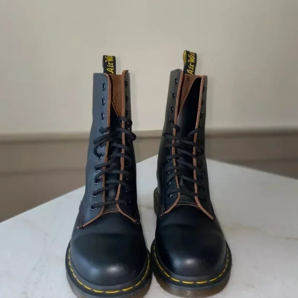 Dr Martens womens boots black leather smooth size 7 Made in England 1490 10 hole - Picture 3 of 10